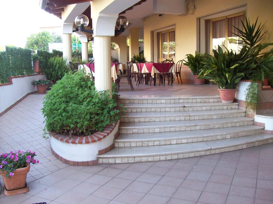 Restaurant/places to eat, Facade/entrance