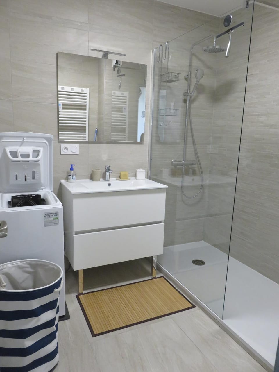 Shower, Bathroom, towels, washing machine