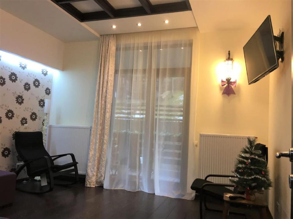 Photo of the whole room, Seating area
