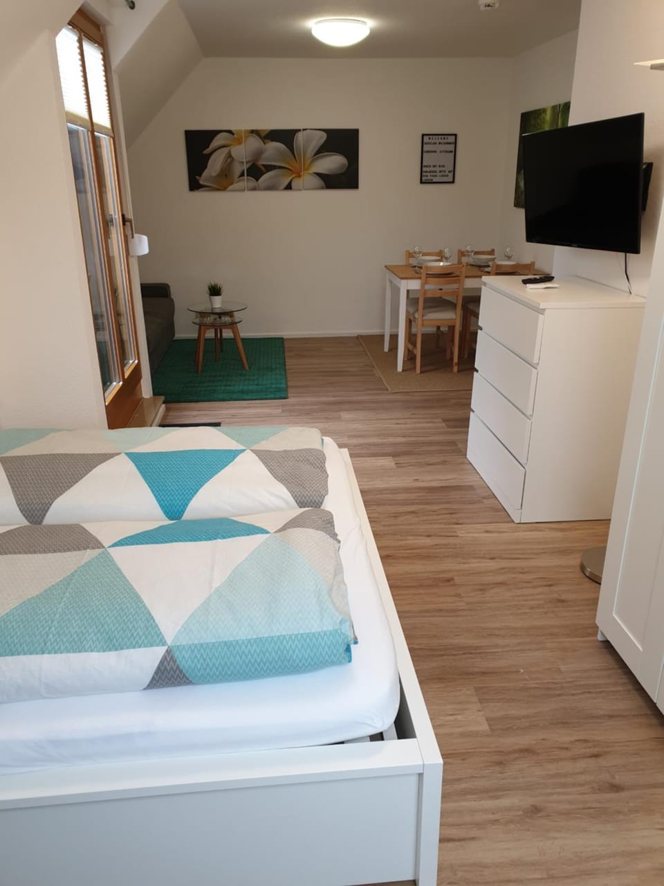 Bed, TV and multimedia, Living room, Photo of the whole room, Seating area, Bedroom