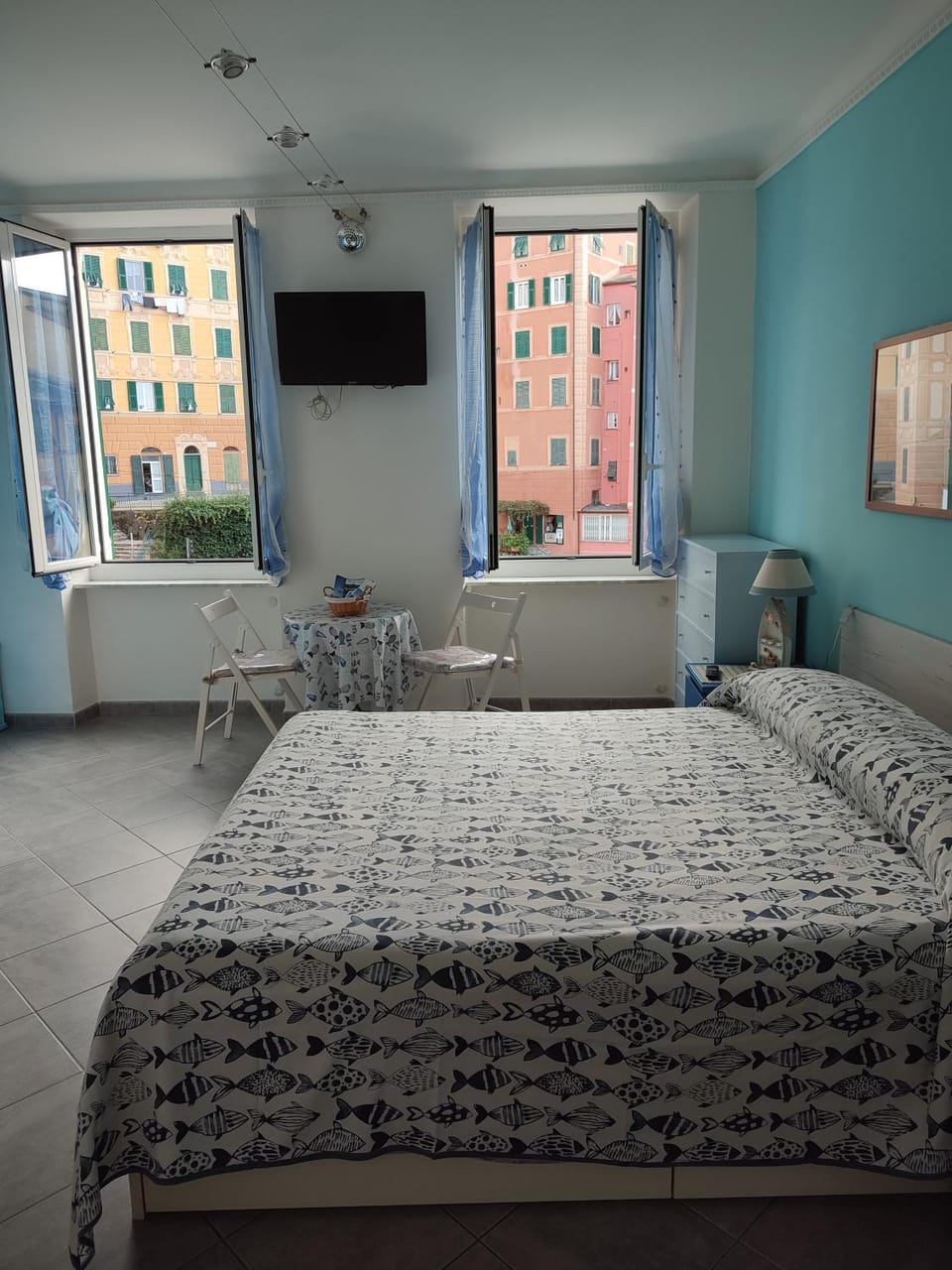 Bed, TV and multimedia, Photo of the whole room, Bedroom