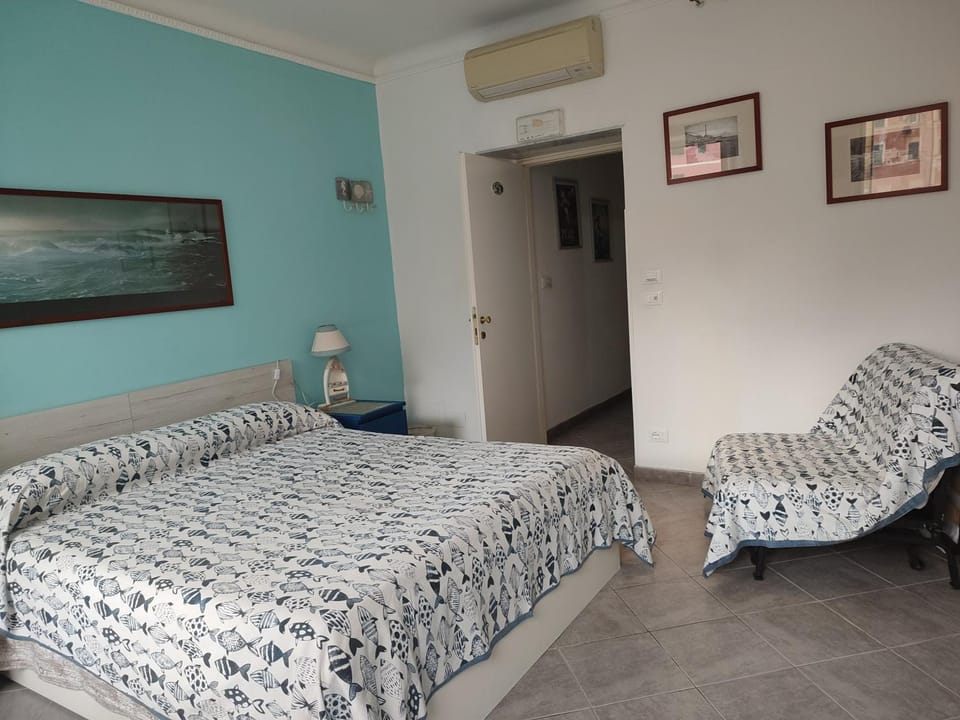 Bed, Photo of the whole room, Bedroom, air conditioner