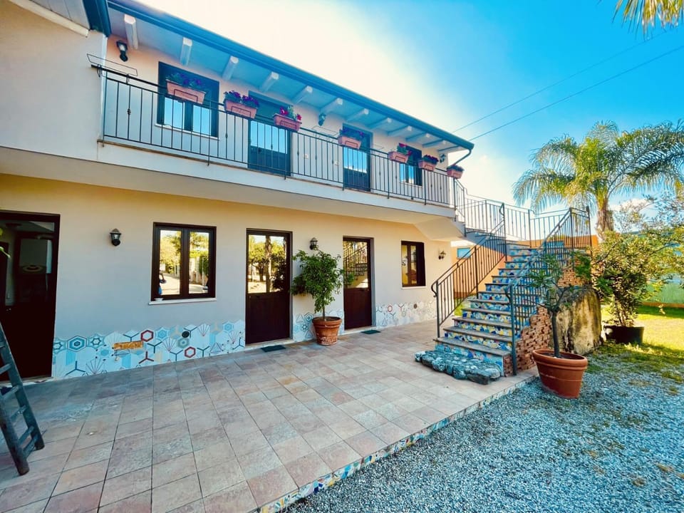 Property building, Patio, Day, Balcony/Terrace