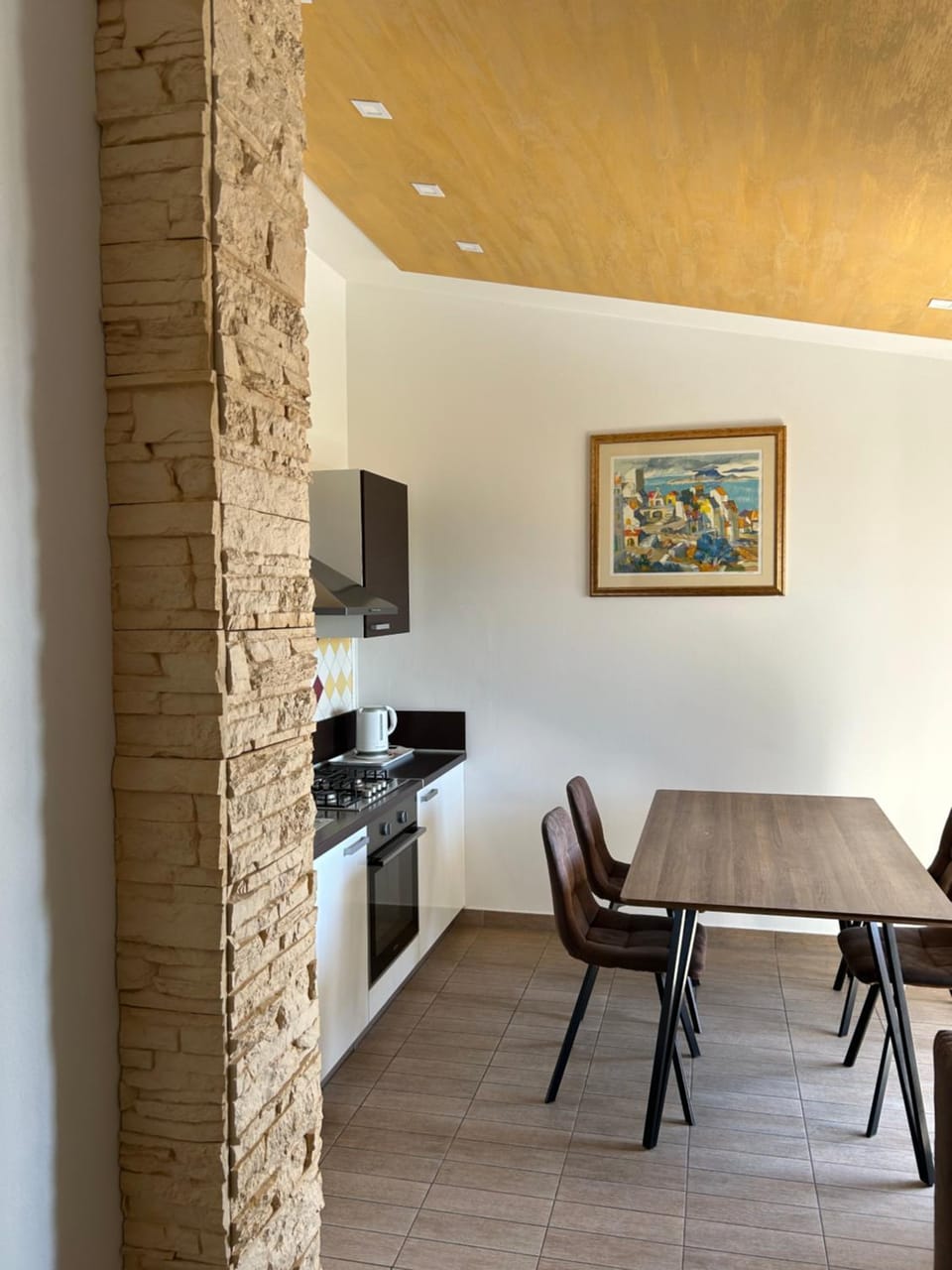 Kitchen or kitchenette, Dining area