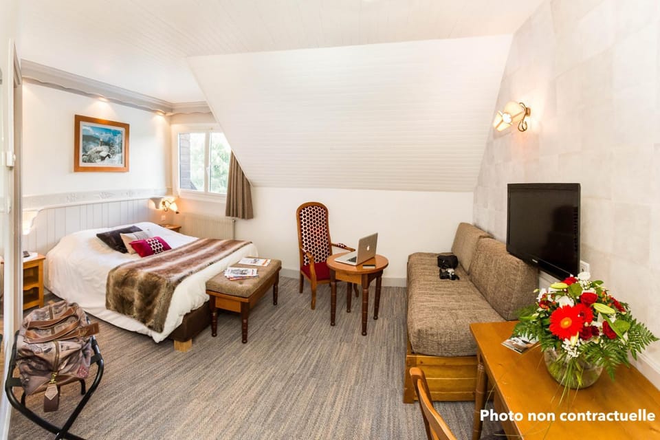 Bed, Photo of the whole room, Seating area, Bedroom