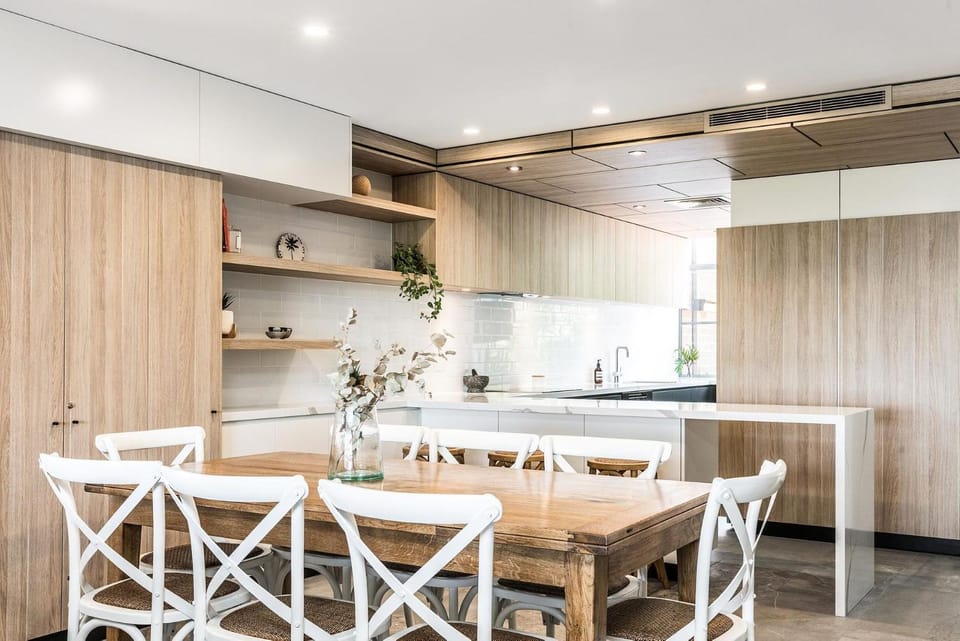 Kitchen or kitchenette, Dining area