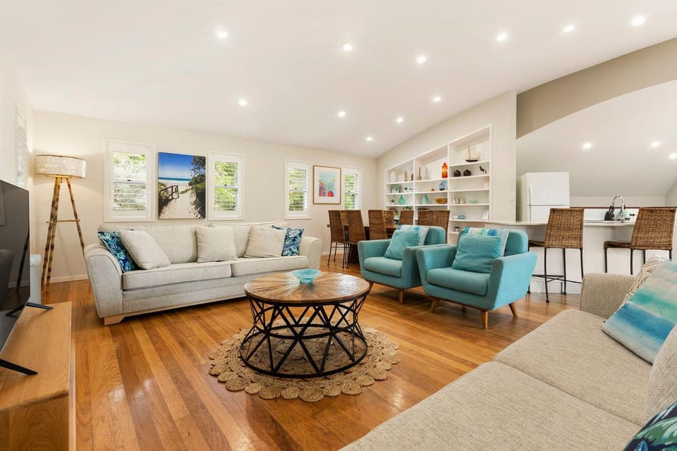 TV and multimedia, Kitchen or kitchenette, Living room, Decorative detail, Dining area