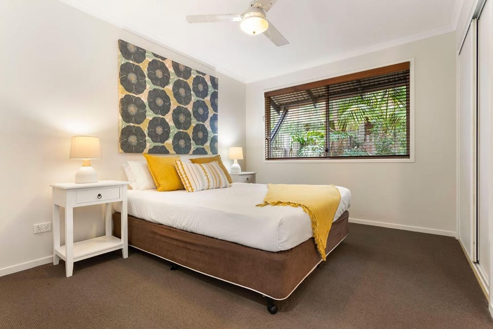 Bed, Photo of the whole room, Decorative detail, Bedroom, fireplace, wardrobe