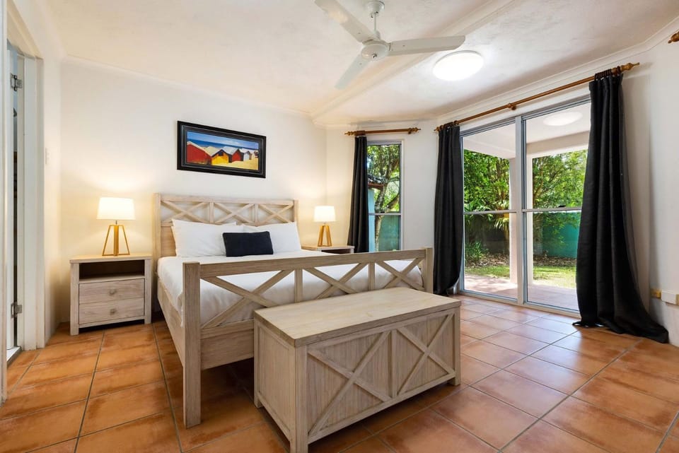 Bed, Photo of the whole room, Decorative detail, Bedroom, fireplace