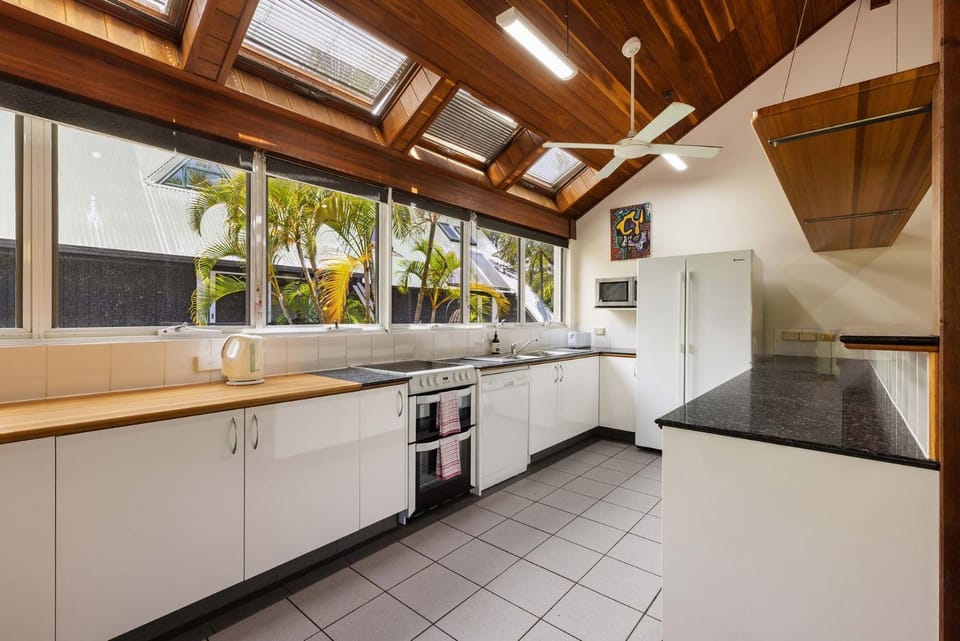 Kitchen or kitchenette, Decorative detail, dishwasher, minibar, oven, pet friendly, stove