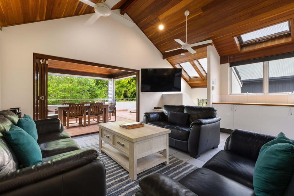 TV and multimedia, Balcony/Terrace, Living room, Seating area, Dining area, fireplace