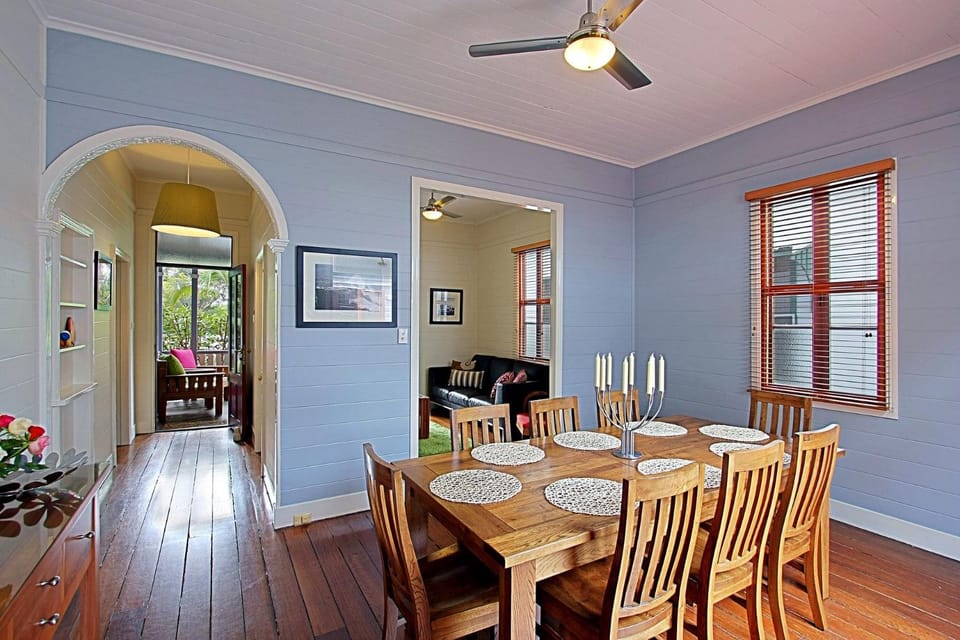 Dining area, fireplace