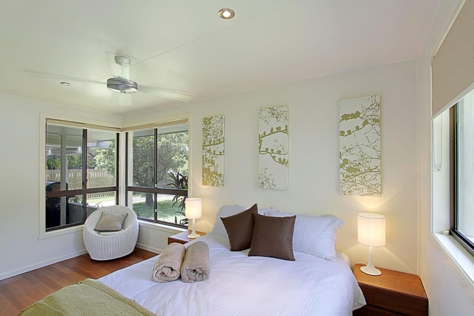 Bed, Photo of the whole room, Decorative detail, Bedroom, fireplace, towels