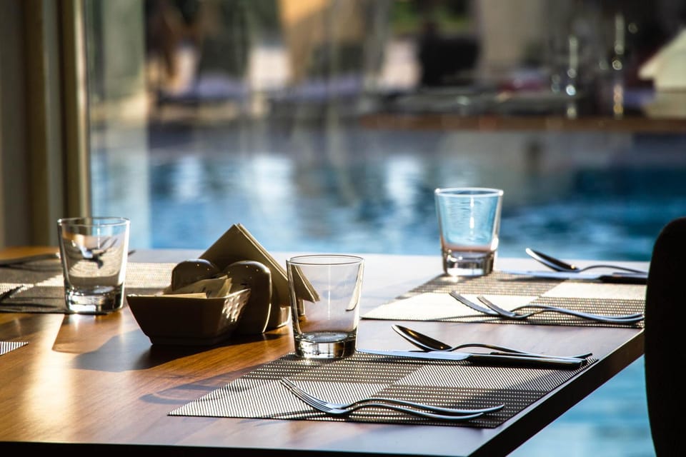 Restaurant/places to eat, Swimming pool, Drinks