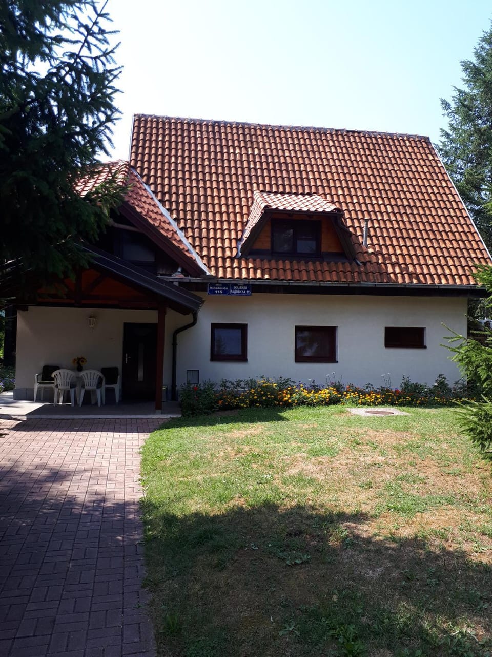 Facade/entrance