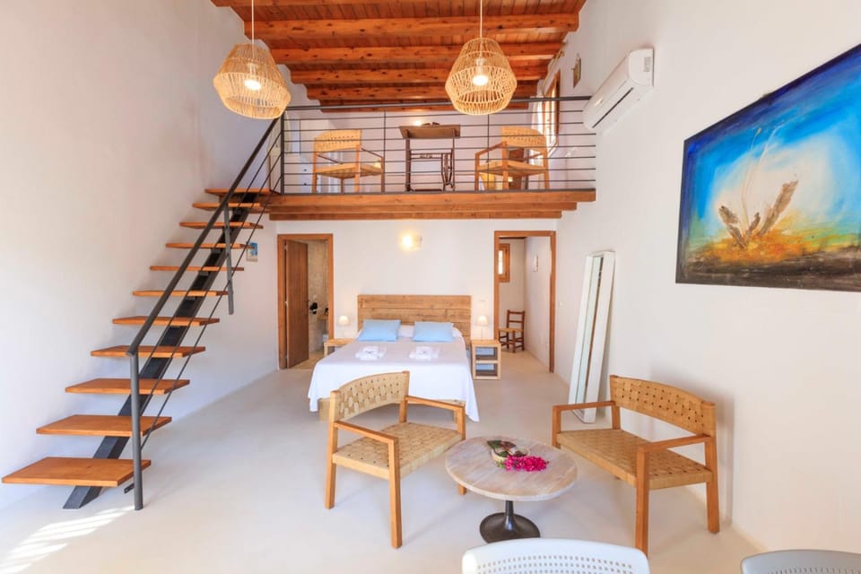 Bed, Photo of the whole room, Seating area, Bedroom