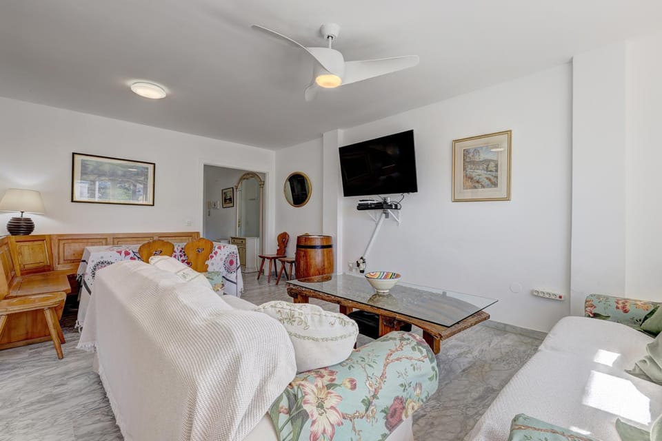Communal lounge/ TV room, TV and multimedia, Living room, Seating area, Dining area, Evening entertainment