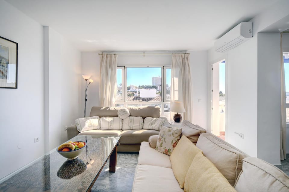 Communal lounge/ TV room, Bed, Living room, Seating area, City view