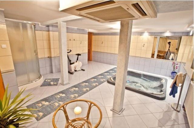 Hot Tub, Massage, Bath