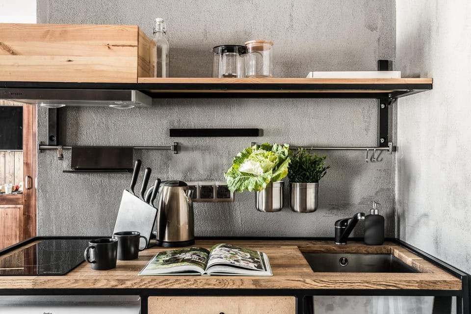 Coffee/tea facilities, Kitchen or kitchenette, stove