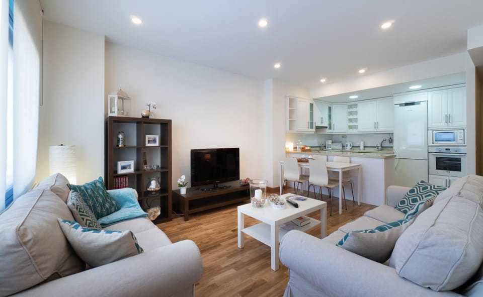 TV and multimedia, Kitchen or kitchenette, Living room, Dining area, oven