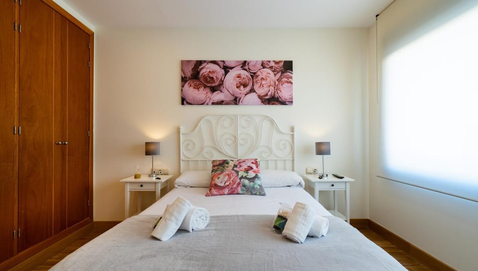 Bed, Photo of the whole room, Bedroom, towels, wardrobe