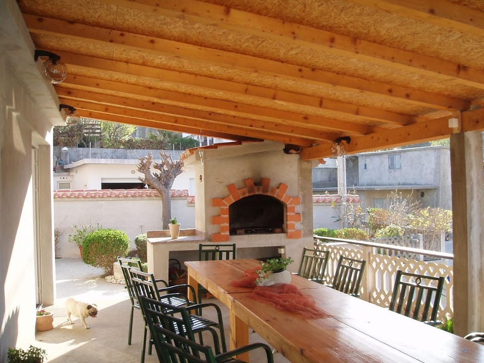 BBQ facilities, Seating area