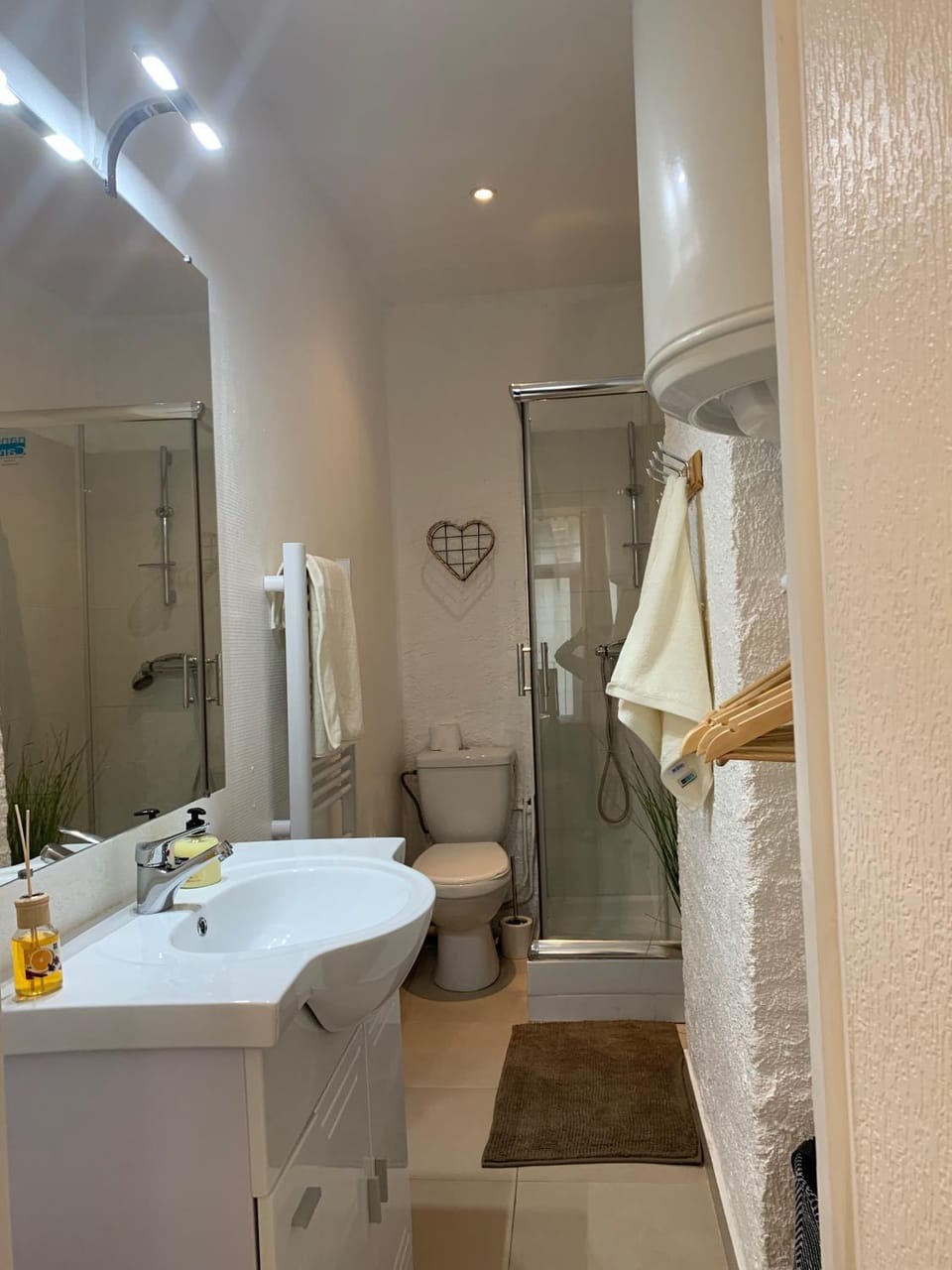 Shower, Toilet, Bathroom, towels