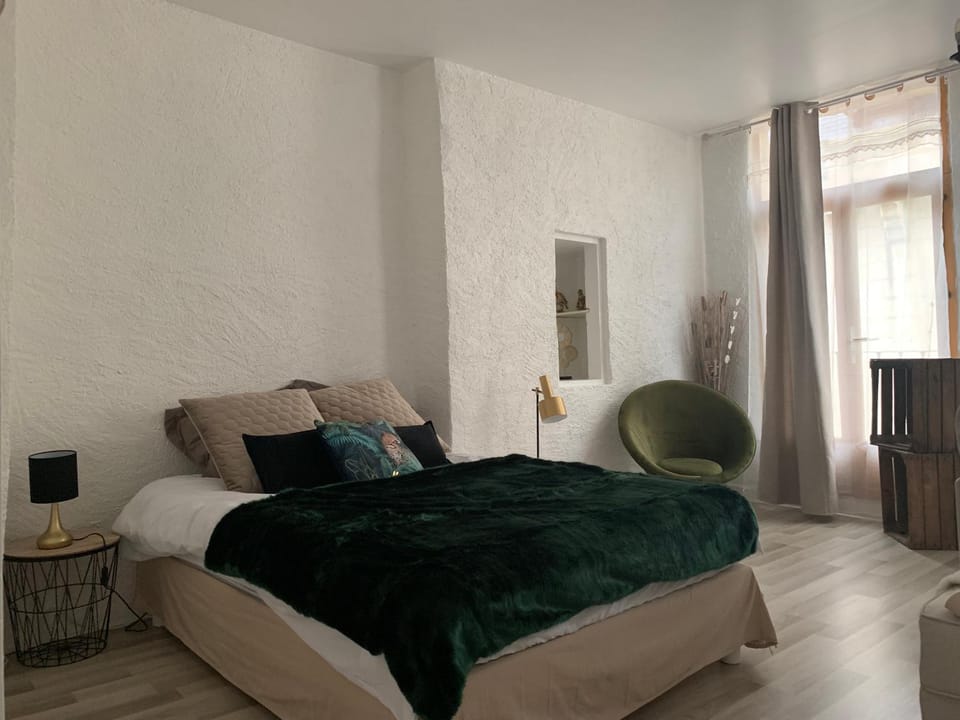 Bed, Photo of the whole room, Bedroom