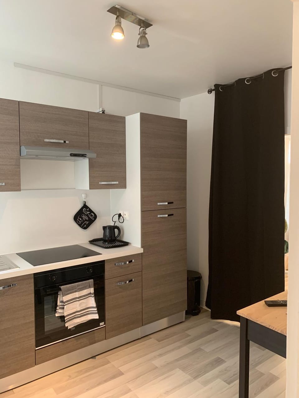 Kitchen or kitchenette, minibar, stove