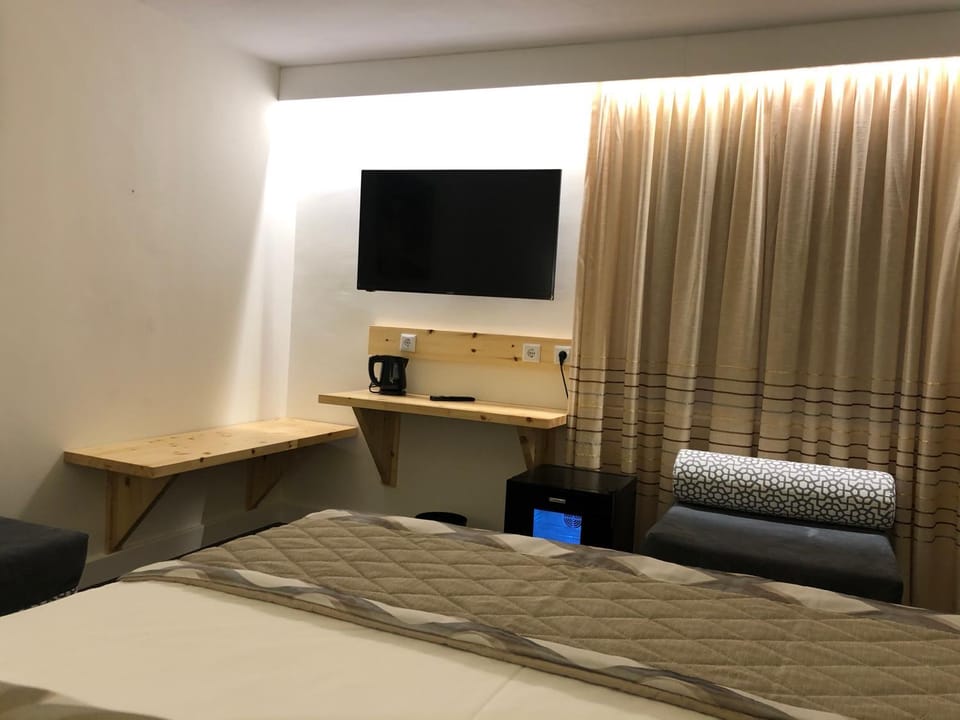 Bed, TV and multimedia, Bedroom