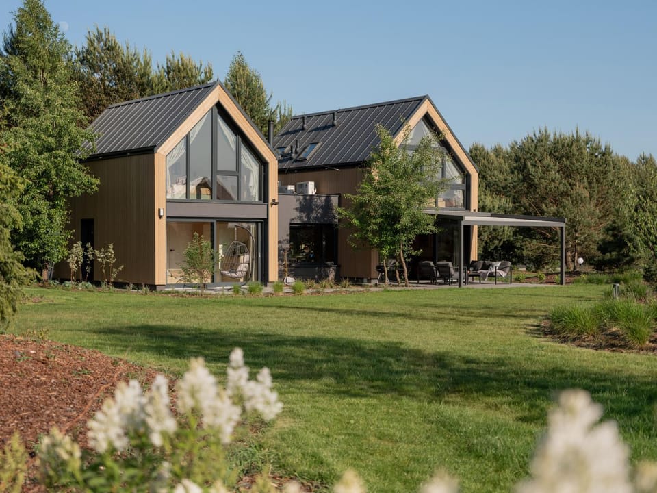 Property building, Natural landscape, Garden, Balcony/Terrace, Garden view, Pool view