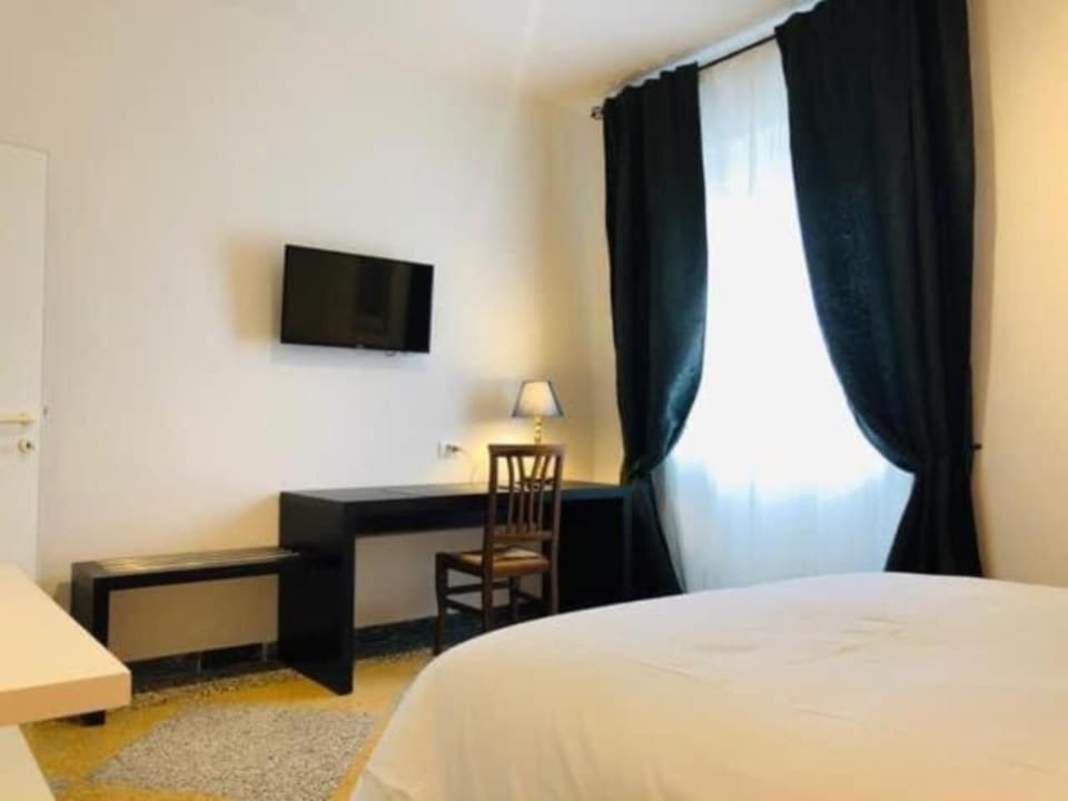 Bed, TV and multimedia, Photo of the whole room, Bedroom