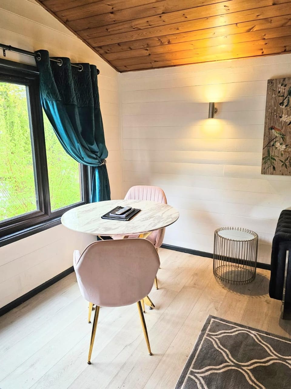 Seating area, Dining area