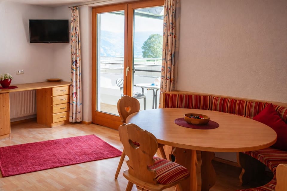 View (from property/room), Balcony/Terrace, Dining area
