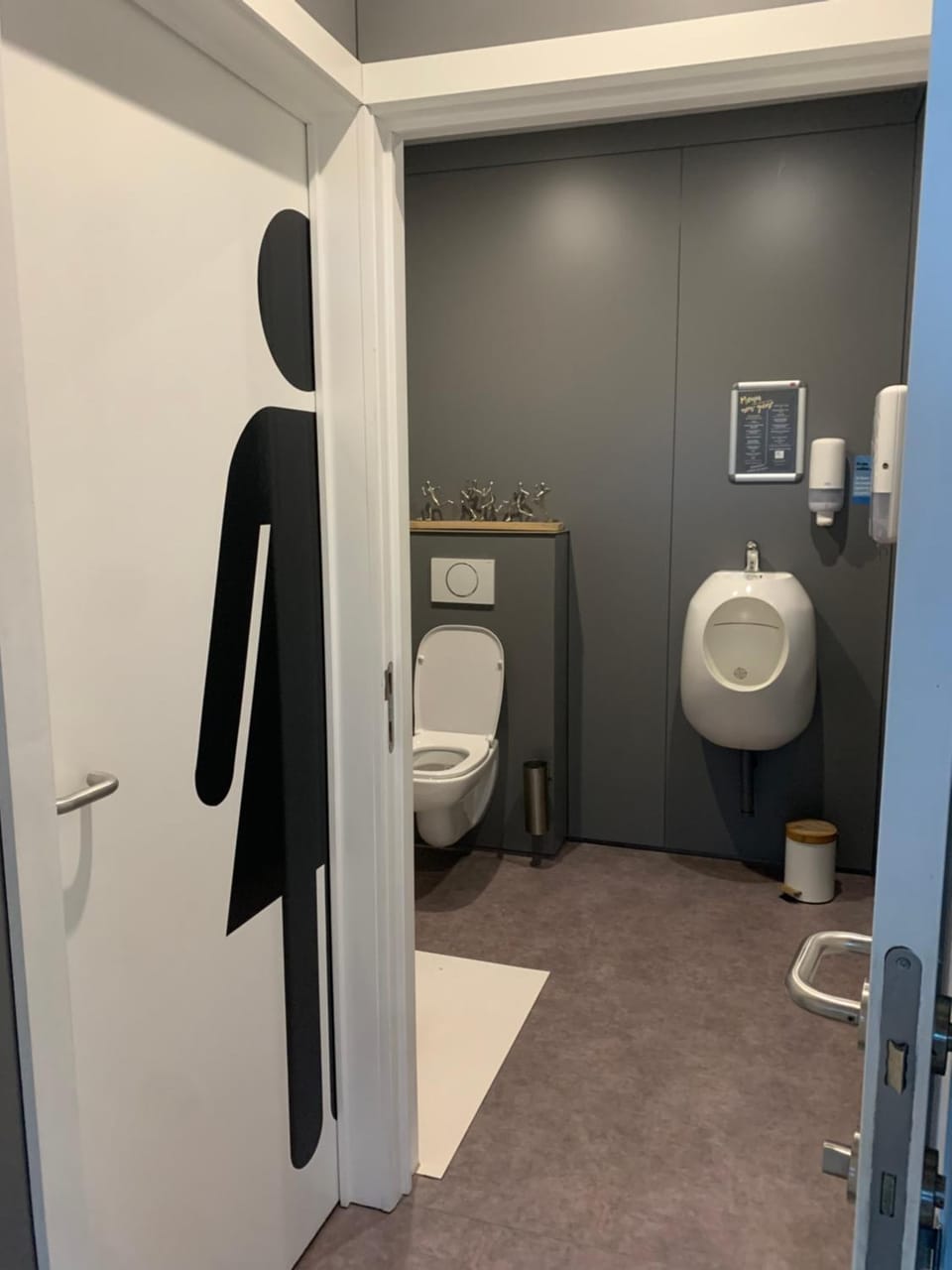 Toilet, Lobby or reception