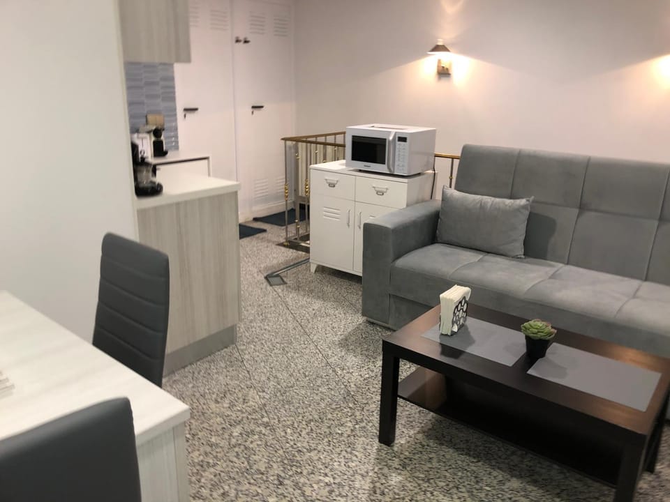 Kitchen or kitchenette, Living room, Seating area, minibar