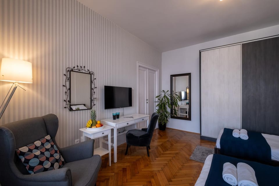 Bed, TV and multimedia, Seating area, Bedroom, wardrobe