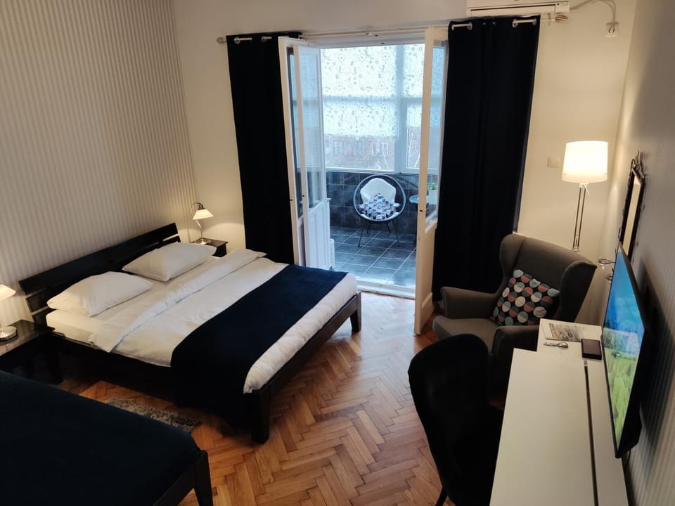 Bed, TV and multimedia, Balcony/Terrace, Bedroom, air conditioner, air conditioner