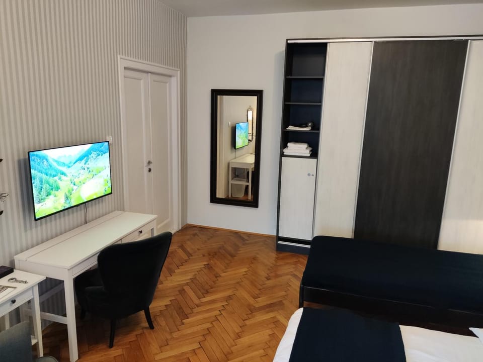 Bed, TV and multimedia, Bedroom, hair dresser, wardrobe
