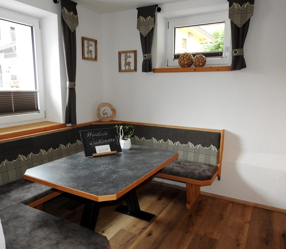 Dining area, kitchen