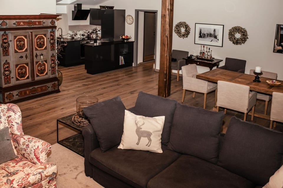 Kitchen or kitchenette, Living room, Photo of the whole room, Decorative detail, Dining area