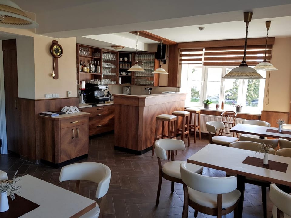Restaurant/places to eat, Seating area