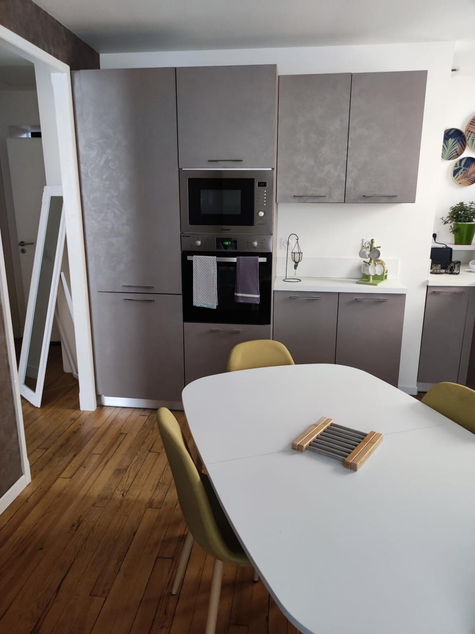 Kitchen or kitchenette, Dining area, minibar, pet friendly