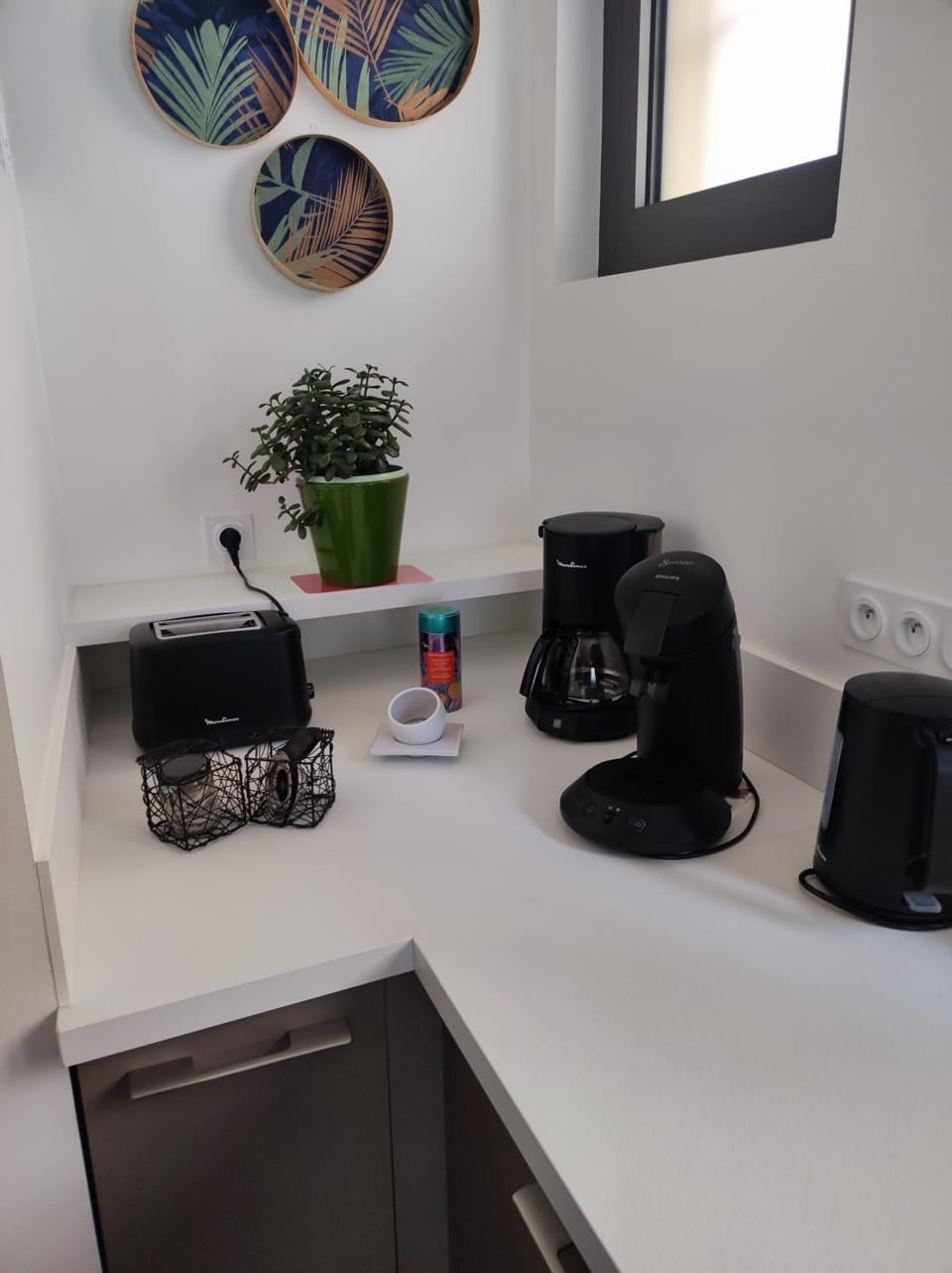 Coffee/tea facilities, toaster