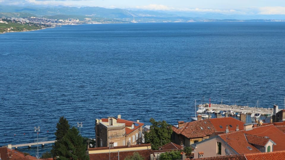 Mountain view, Sea view