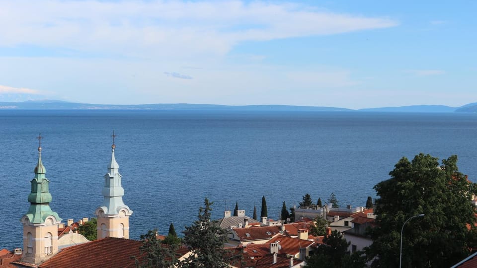 Mountain view, Sea view