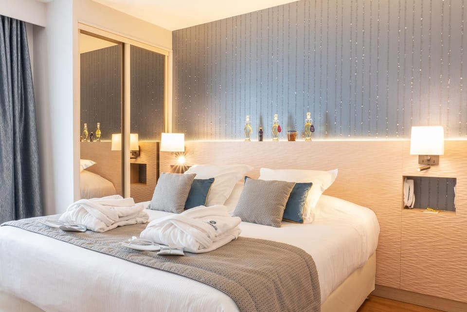 Bed, Massage, Photo of the whole room, Decorative detail, Bedroom