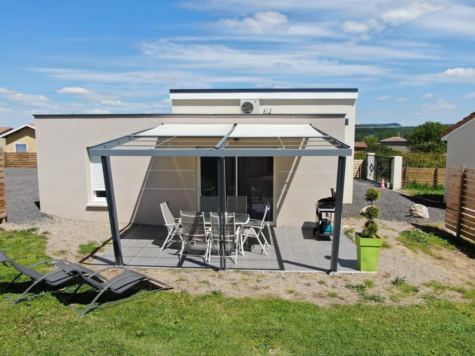 Property building, Patio, Facade/entrance, Garden