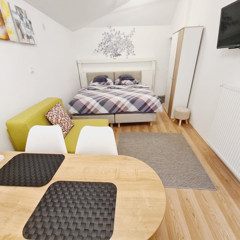Bed, Seating area